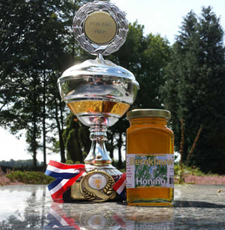De beker voor de Lekkerste Honing met de pot Bereklauwhoning van de BijZaak uit Yde van immker Klaas Sluiman